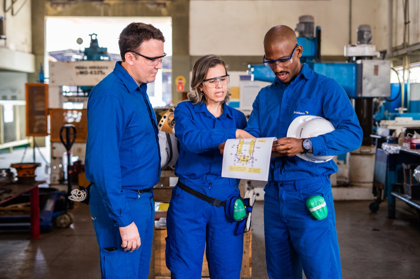 Integrantes da Braskem conversando em uma unidade industrial
