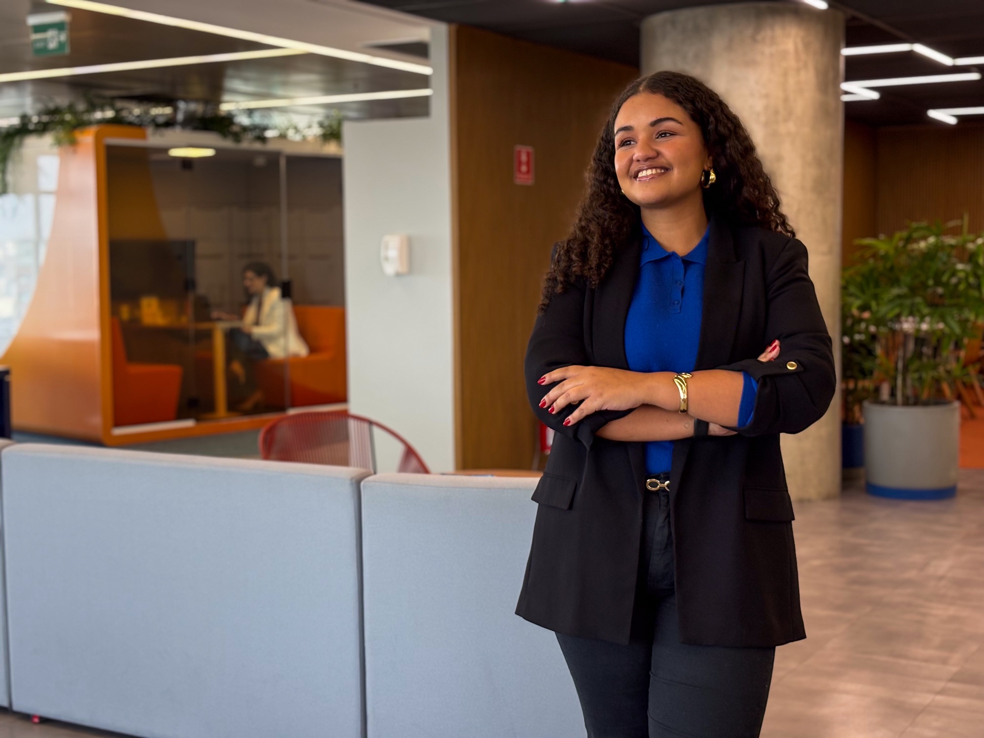 Integrante da Braskem sorrindo no escritório